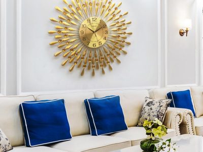 Đồng hồ nước mắt mặt trười tại phòng khách