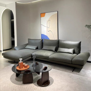 Ảnh chụp Larina tại showroom